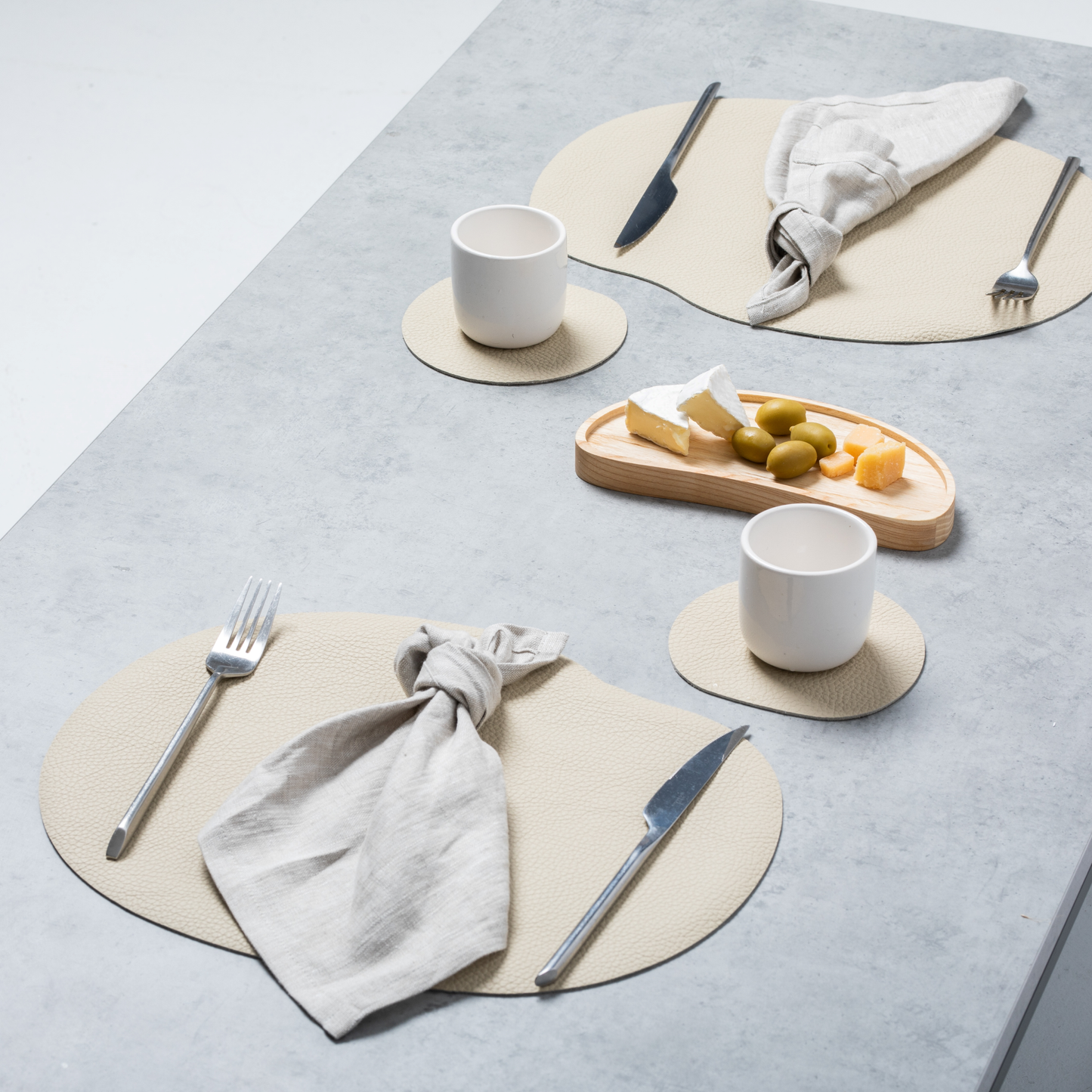 Natural leather placemat and coaster, ivory