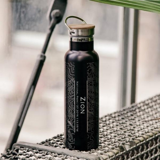 حديقة صهيون الوطنية - زجاجة خريطة يوتا مع سطح من الخيزران باللون الأسود اللامع